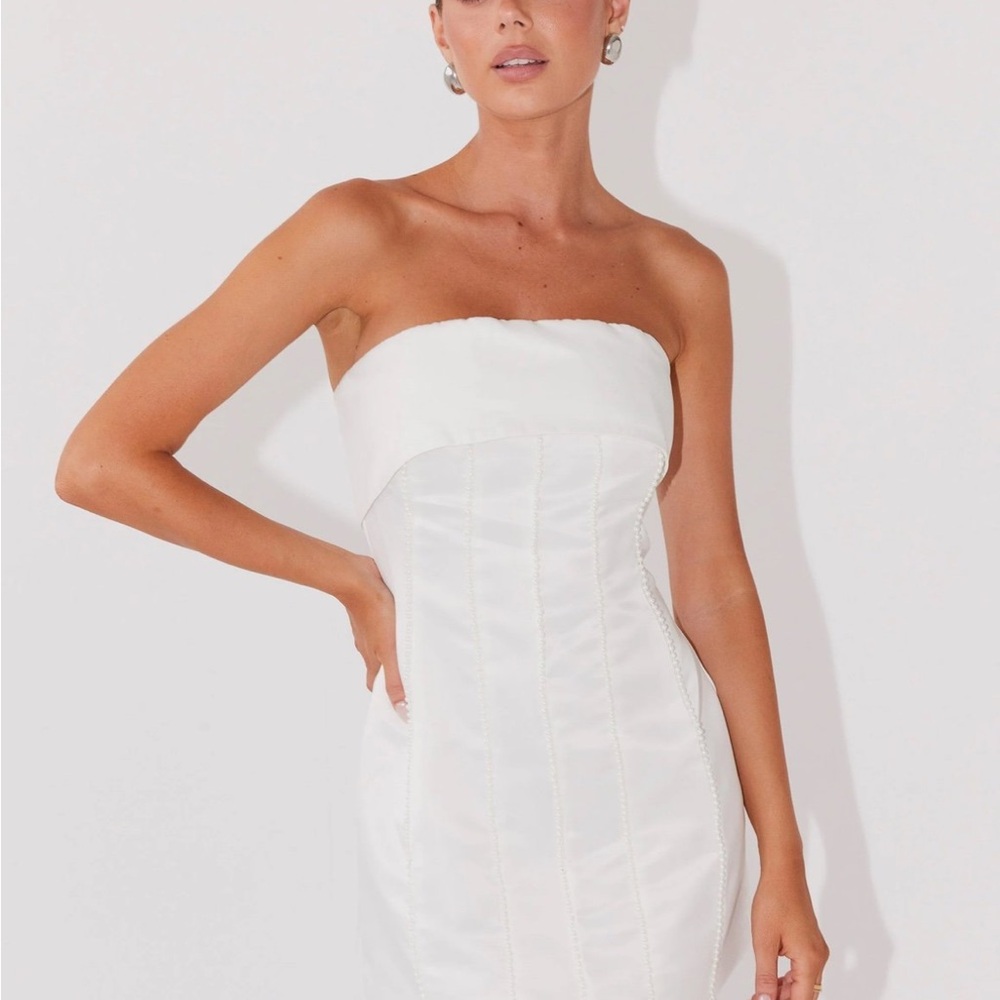 Elegant White Strapless Dress